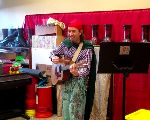 Au spectacle de Noël, Charlie-Magie chante des chansons connues : Vive le vent, Petit papa Noël et Happy Xmas.