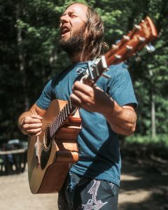 Sang Cible exprime des compositions originales accompagné de guitare acoustique dans sa musique indie folk rock.