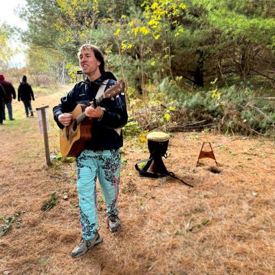 La musique de l'animateur musical Sang Cible en guitare et chanson